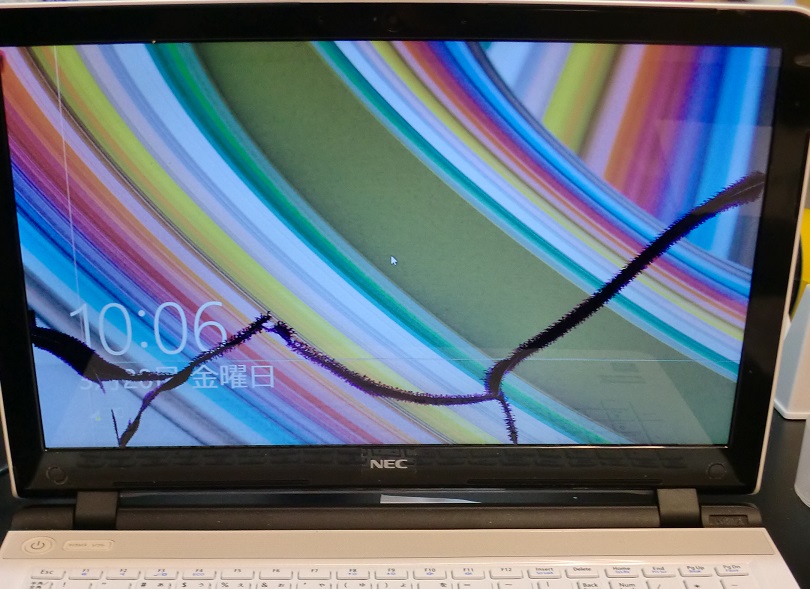 画面が割れたMacBook