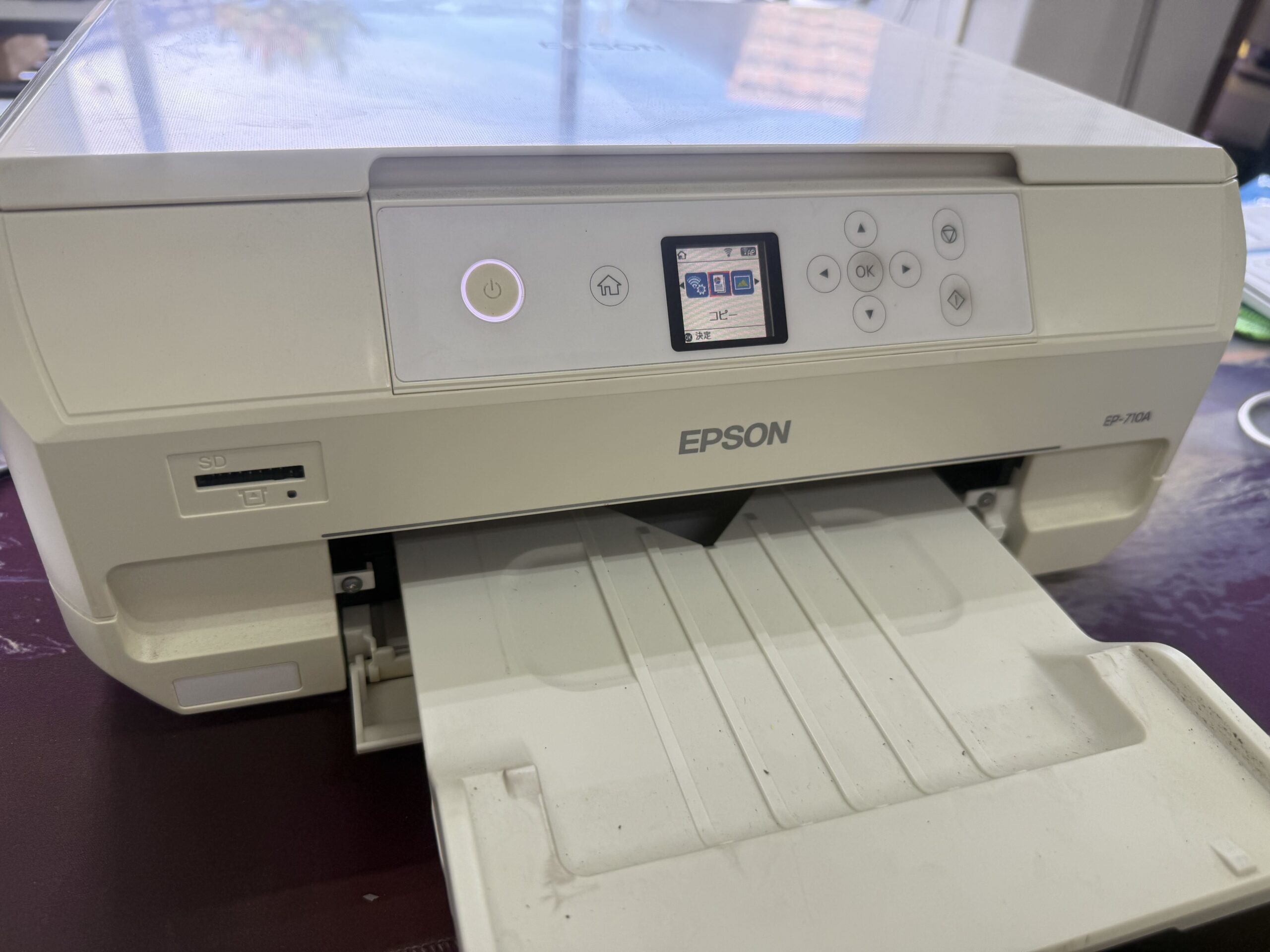 EPSON EP-710Aプリンターの本体と前面に記載された型番